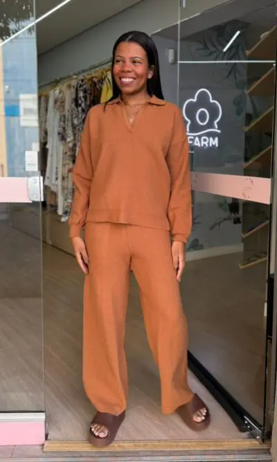 CALÇA TRICOT COMFY RETA CARAMELO MARIA FILÓ