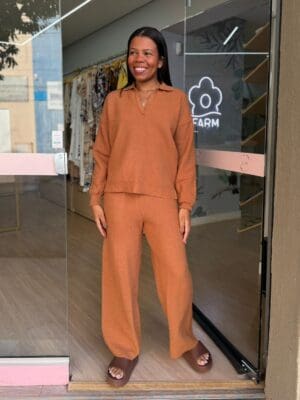 CALÇA TRICOT COMFY RETA CARAMELO MARIA FILÓ