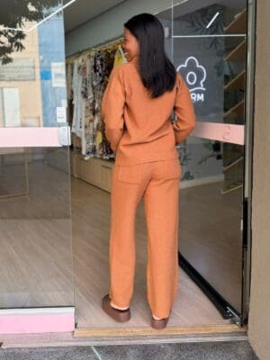 CALÇA TRICOT COMFY RETA CARAMELO MARIA FILÓ - Imagem 2