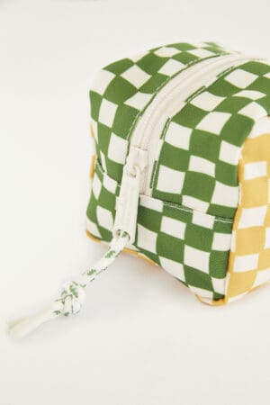 NECESSAIRE CAÇULA QUADRICULADO SONHO VERDE FARM ETC – VERÃO 26 - Imagem 3